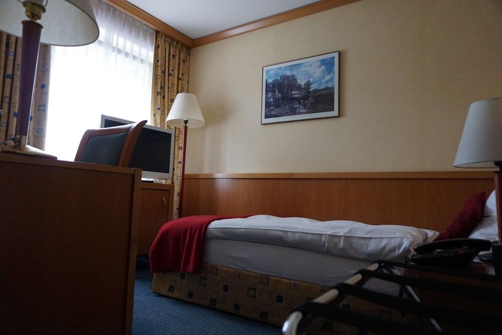 Hotel Rallye & Entrees Aux Bains De La Gruyere Bulle Exterior photo